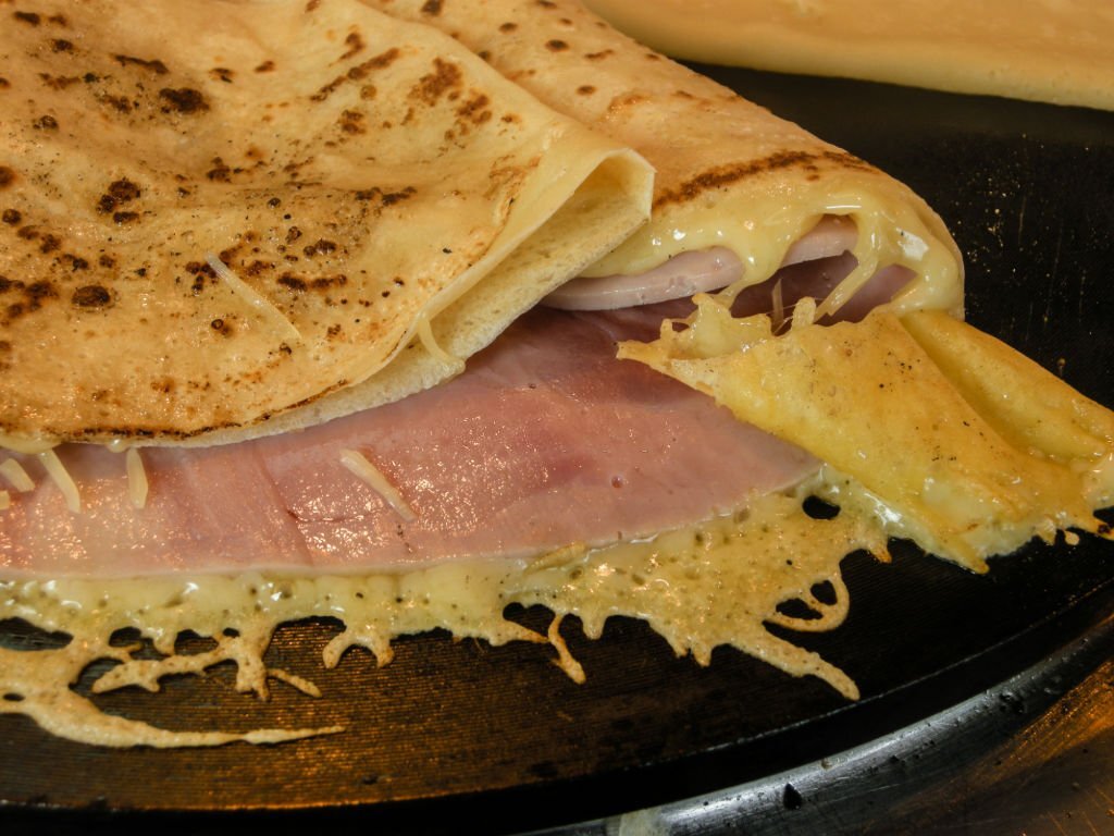A ham and cheese crepe on the grill, île de la Cité.
